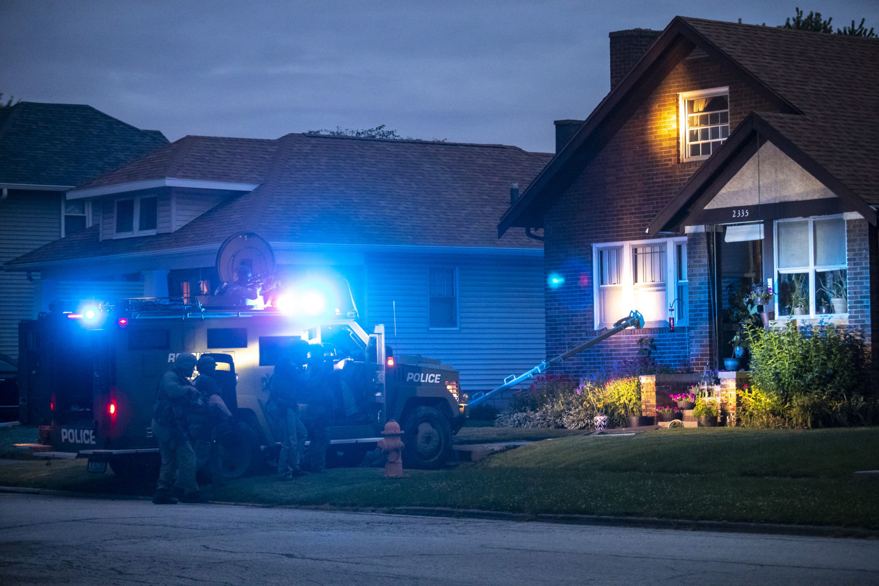062318-qct-police-standoff-009